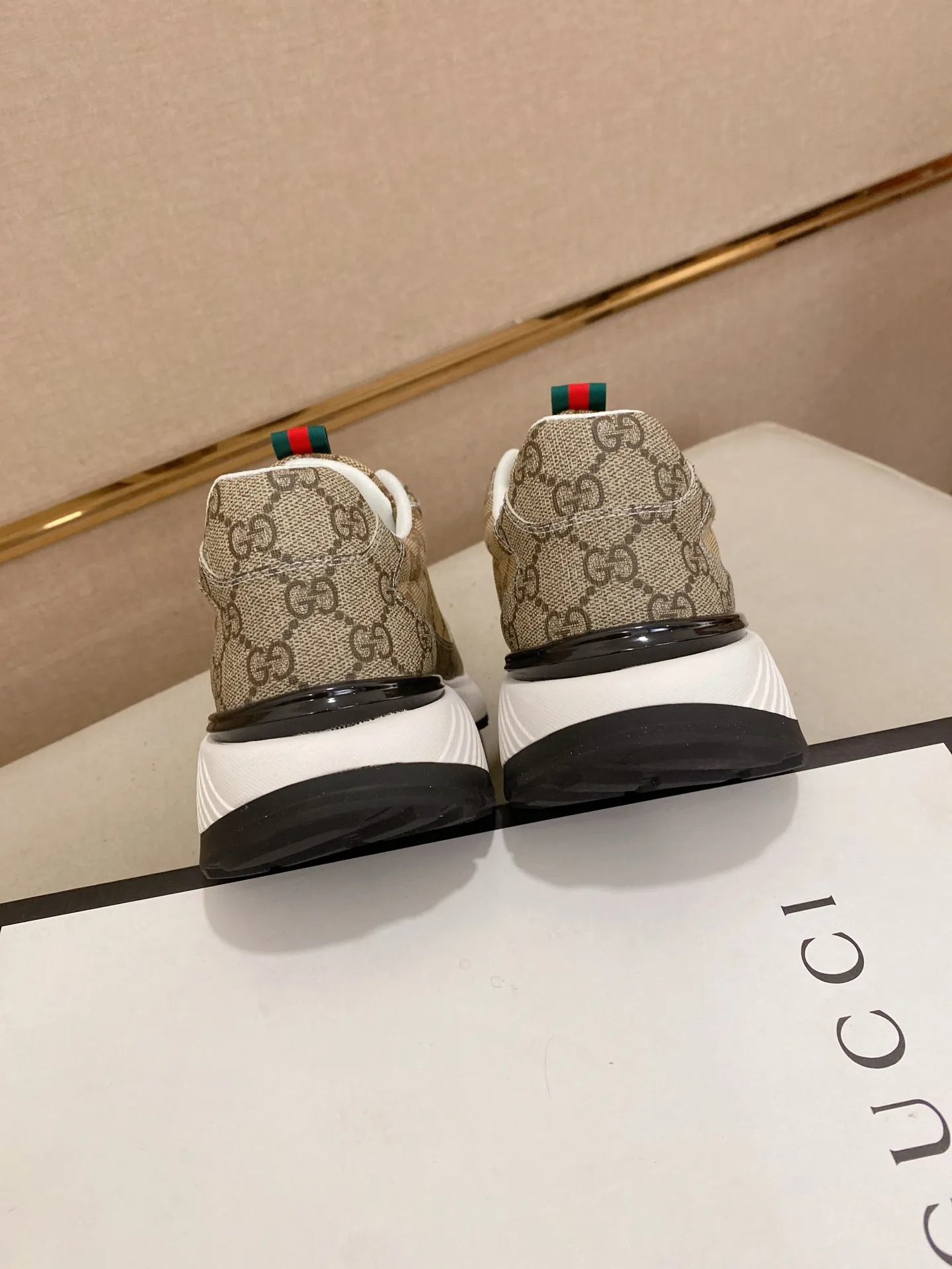 Men's shoes 💰 462💰The new GUCCI (Gucci) counters are launched simultaneously. The new men's shoes, 😘fabrics are selected from imported cowhide, and the lining is sheepskin lining. 👍🏿 High-end ☄️ air-cushion molded anti-slip rubber outsole, exquisite lines, simple and elegant, comfortable and high-end for leisure travel. Code number: 38 to 44 (45 can be customized and cannot be returned or exchanged)